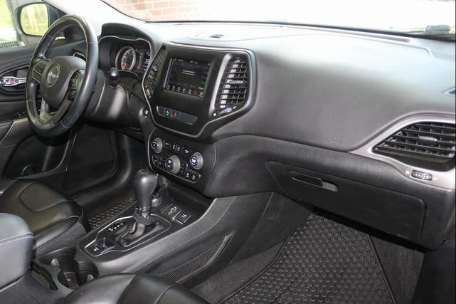 Photo of 2020 Diamond Black Crystal Pearlcoat Jeep Cherokee