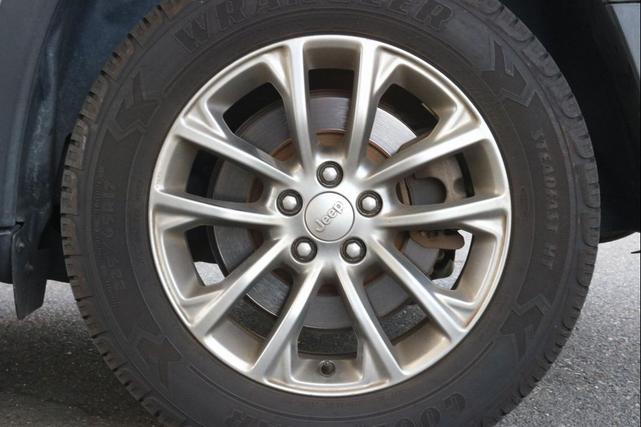 Photo of 2020 Diamond Black Crystal Pearlcoat Jeep Cherokee