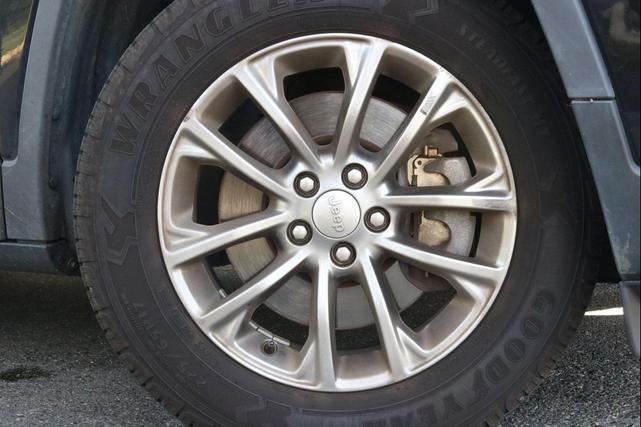 Photo of 2020 Diamond Black Crystal Pearlcoat Jeep Cherokee