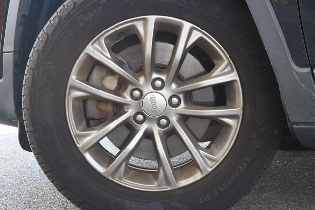 Photo of 2020 Diamond Black Crystal Pearlcoat Jeep Cherokee