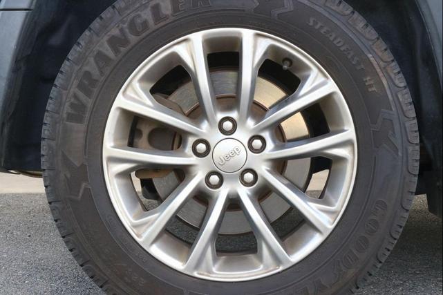 Photo of 2020 Diamond Black Crystal Pearlcoat Jeep Cherokee