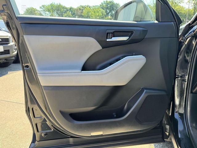 Photo of 2021 Midnight Black Toyota Highlander