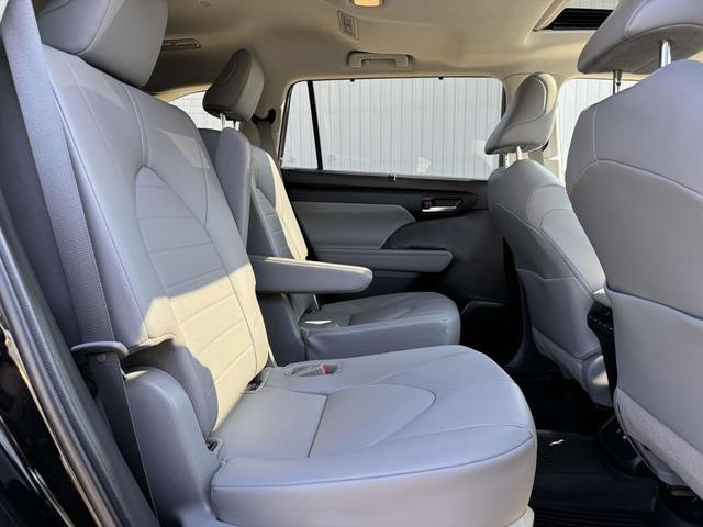Photo of 2021 Midnight Black Toyota Highlander