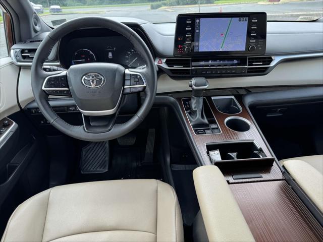 Photo of 2023 Sunset Bronze Toyota Sienna