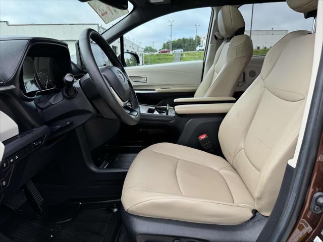 Photo of 2023 Sunset Bronze Toyota Sienna