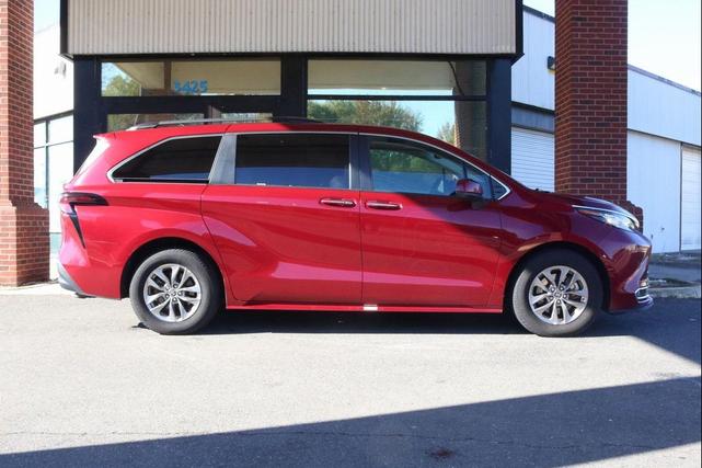 Photo of 2023 Wind Chill Pearl Toyota Sienna