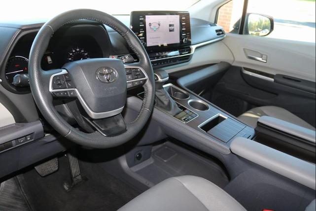 Photo of 2023 Wind Chill Pearl Toyota Sienna