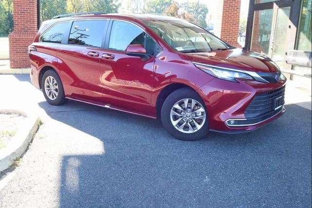 Photo of 2023 Wind Chill Pearl Toyota Sienna