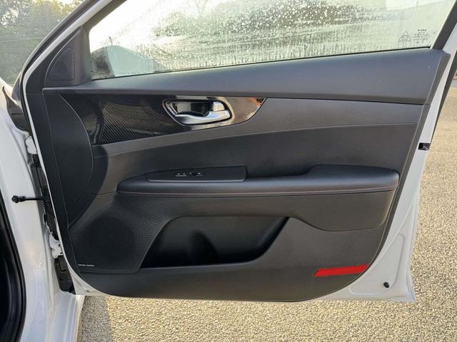 Photo of 2023 Snow White Pearl Kia Forte