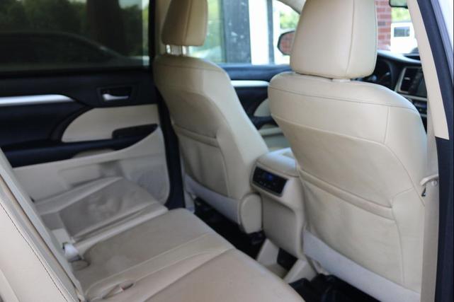 Photo of 2016 Blizzard Pearl Toyota Highlander
