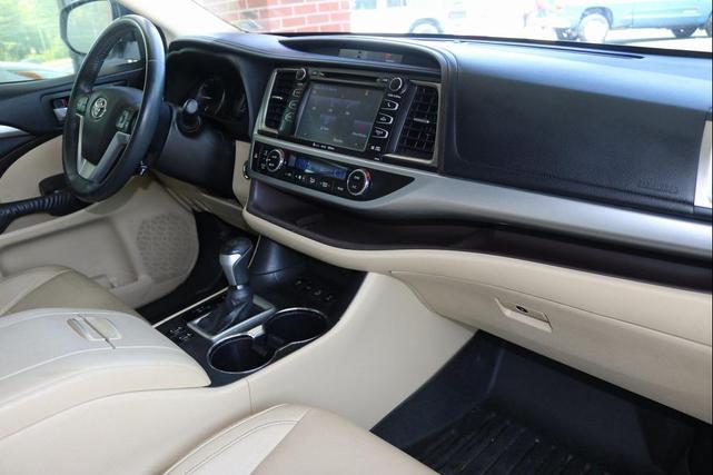 Photo of 2016 Blizzard Pearl Toyota Highlander