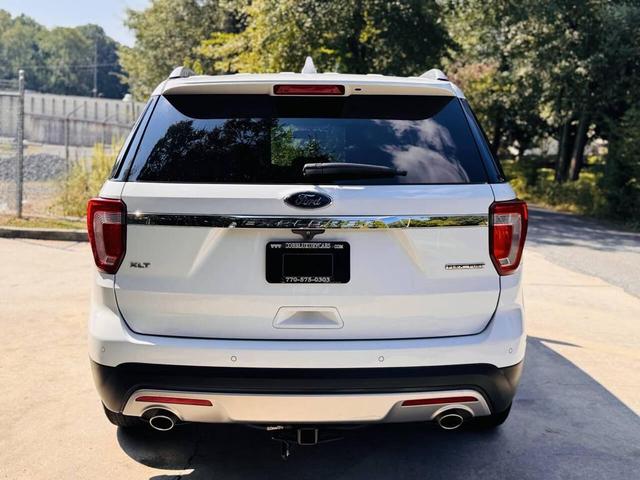 Photo of 2016 White Ford Explorer