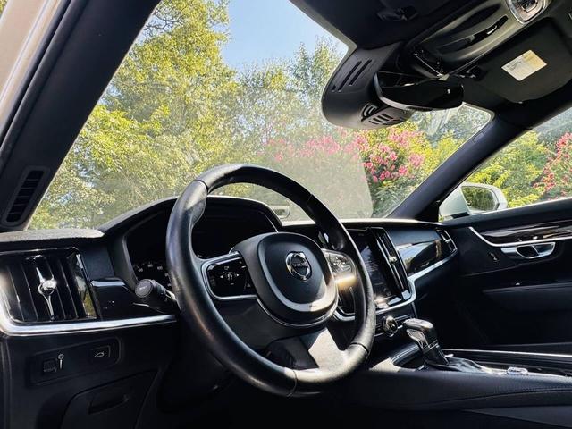Photo of 2018 Bright Silver Metallic Volvo S90