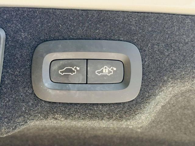 Photo of 2018 Bright Silver Metallic Volvo S90
