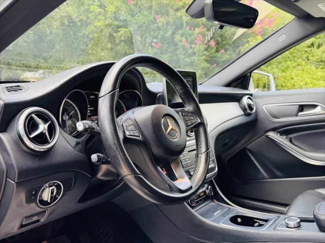 Photo of 2016 Polar Silver Metallic Mercedes-Benz GLA-Class