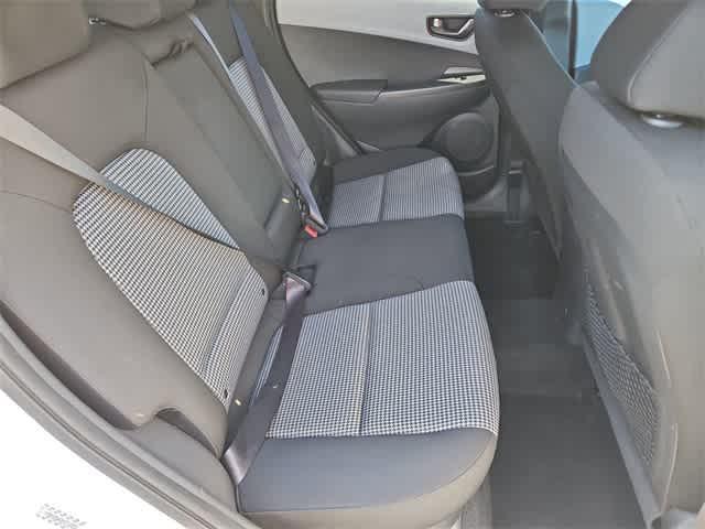 Photo of 2021 Lunar White Hyundai KONA