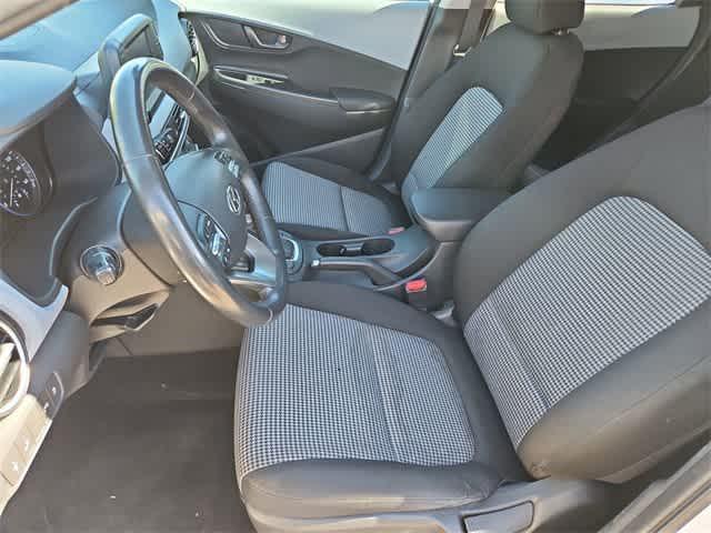 Photo of 2021 Lunar White Hyundai KONA