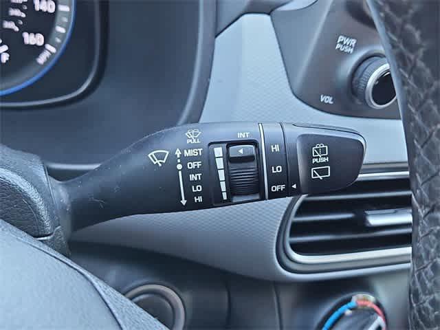 Photo of 2021 Lunar White Hyundai KONA