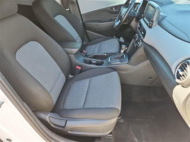 Photo of 2021 Lunar White Hyundai KONA