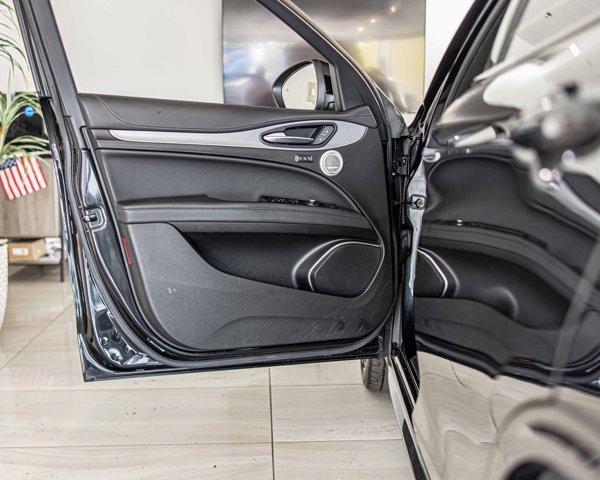 Photo of 2022 Vulcano Black Metallic Alfa Romeo Stelvio
