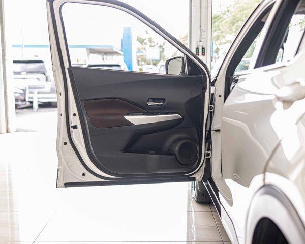 Photo of 2020 Aspen White Nissan Kicks