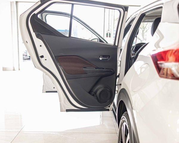 Photo of 2020 Aspen White Nissan Kicks
