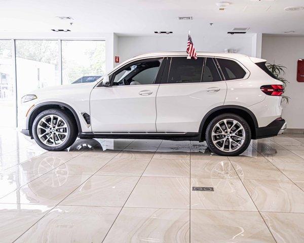 Photo of 2024 Mineral White Metallic BMW X5