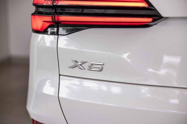 Photo of 2024 Mineral White Metallic BMW X5