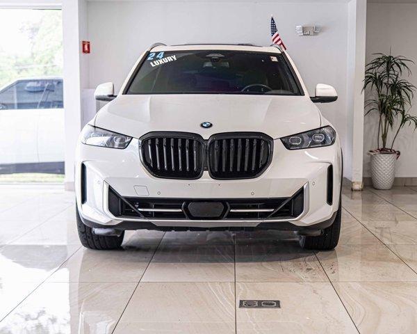 Photo of 2024 Mineral White Metallic BMW X5