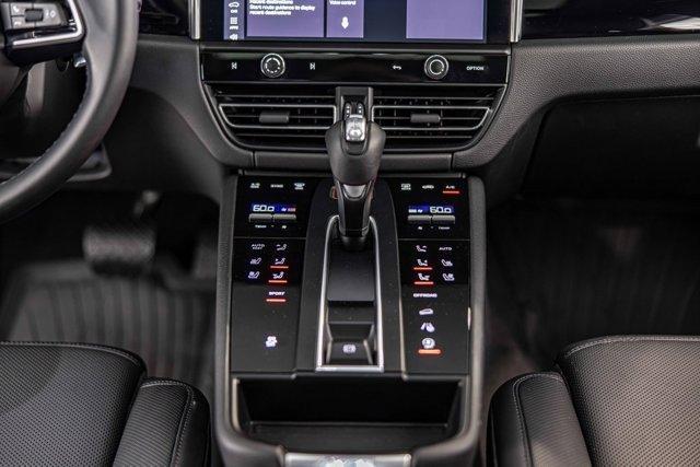 Photo of 2023 Night Blue Metallic Porsche Macan