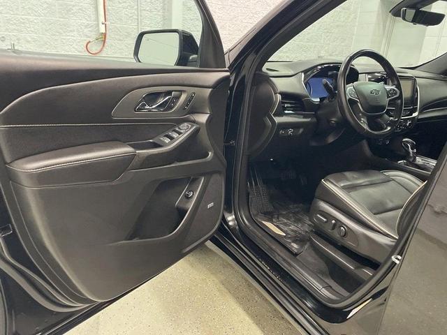 Photo of 2022 Mosaic Black Metallic Chevrolet Traverse