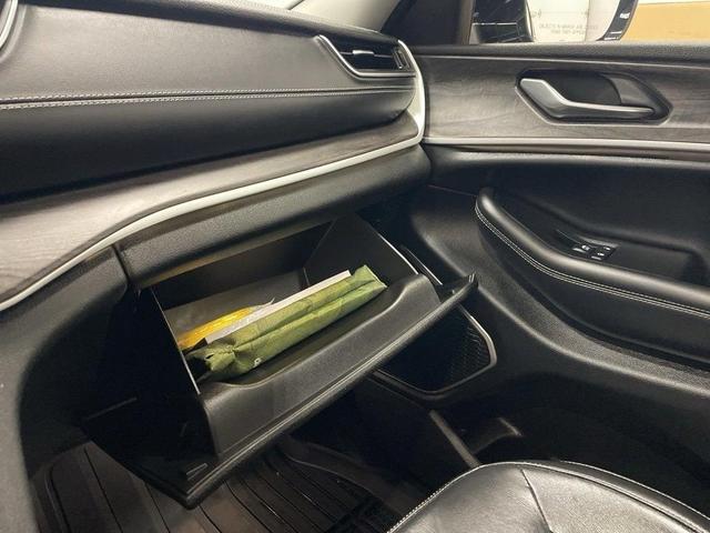 Photo of 2021 Metallic Jeep Grand Cherokee L