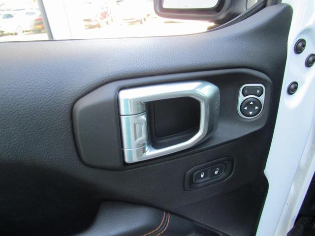 Photo of 2021 Bright White Clearcoat Jeep Gladiator