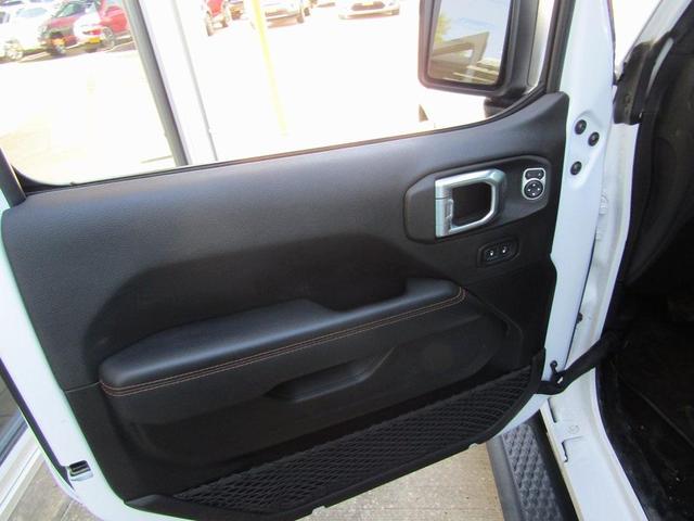 Photo of 2021 Bright White Clearcoat Jeep Gladiator