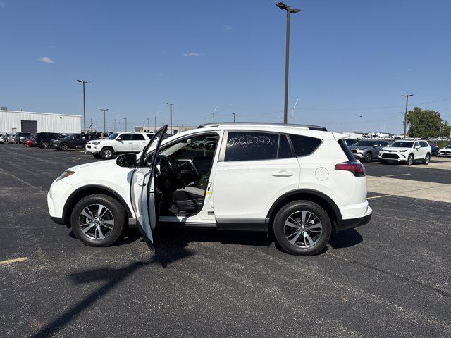 Photo of 2018 Super White Toyota RAV4