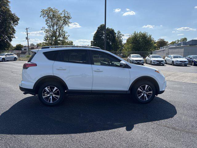 Photo of 2018 Super White Toyota RAV4