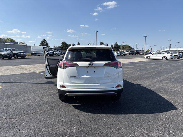 Photo of 2018 Super White Toyota RAV4