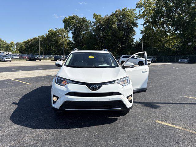 Photo of 2018 Super White Toyota RAV4