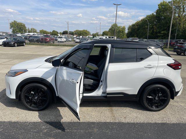 Photo of 2023 Aspen White Tricoat/Super Black Nissan Kicks