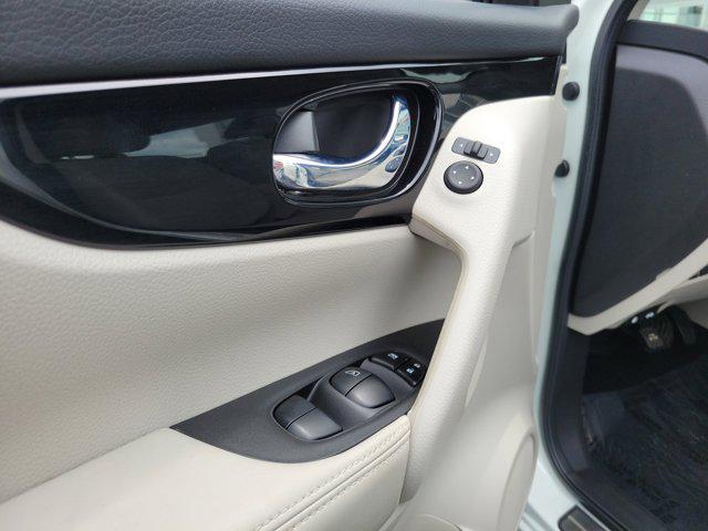 Photo of 2022 Pearl White Tricoat Nissan Rogue Sport