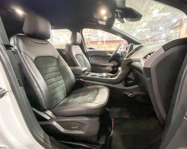Photo of 2024 Star White Ford Edge