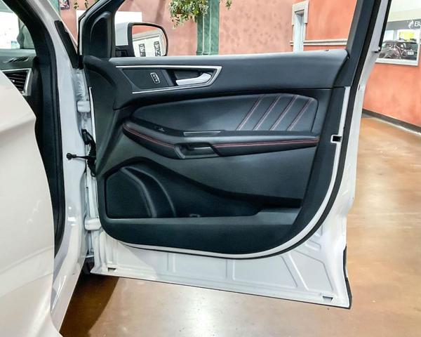 Photo of 2024 Star White Ford Edge