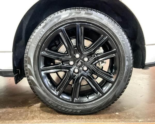 Photo of 2024 Star White Ford Edge