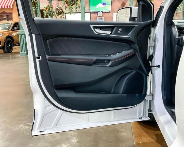 Photo of 2024 Star White Ford Edge