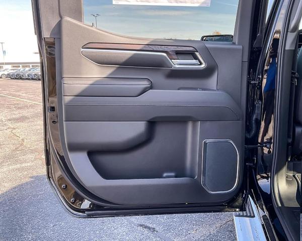 Photo of 2025 Onyx Black GMC Sierra 1500