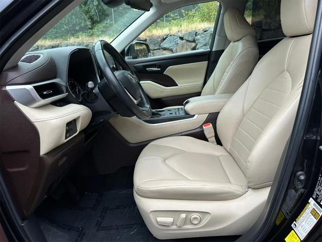 Photo of 2022 Midnight Black Metallic Toyota Highlander
