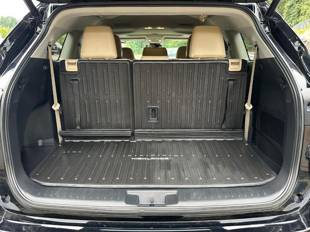 Photo of 2022 Midnight Black Metallic Toyota Highlander