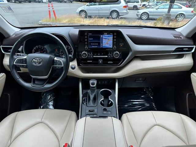 Photo of 2022 Midnight Black Metallic Toyota Highlander
