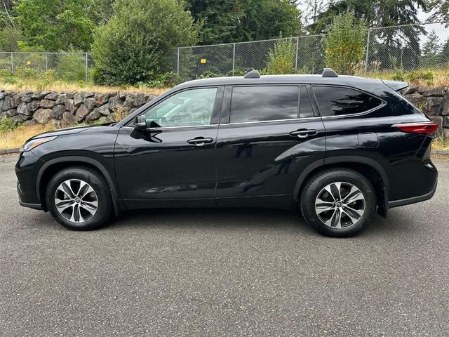 Photo of 2022 Midnight Black Metallic Toyota Highlander