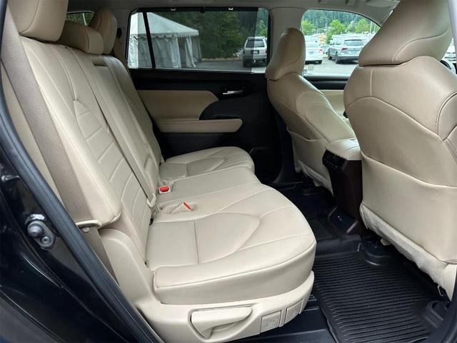 Photo of 2022 Midnight Black Metallic Toyota Highlander